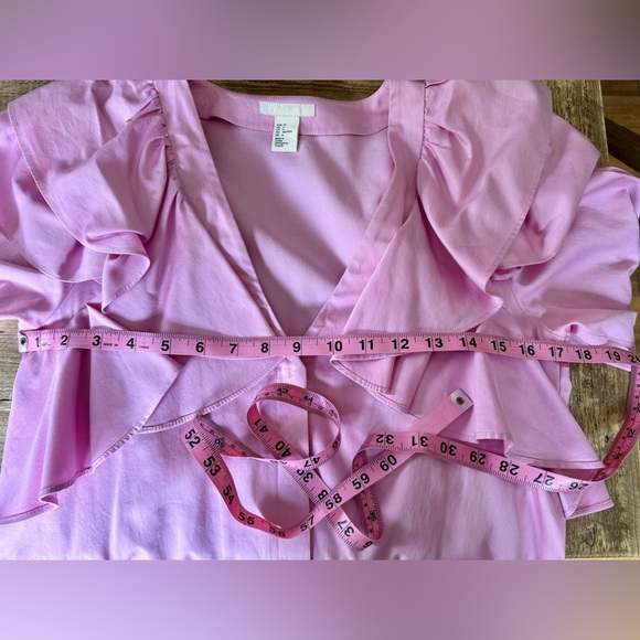 H&M pink cotton v-neck long sleeve blouse w/ ruffle detail on shoulders. Size 4 - Picture 10 of 10